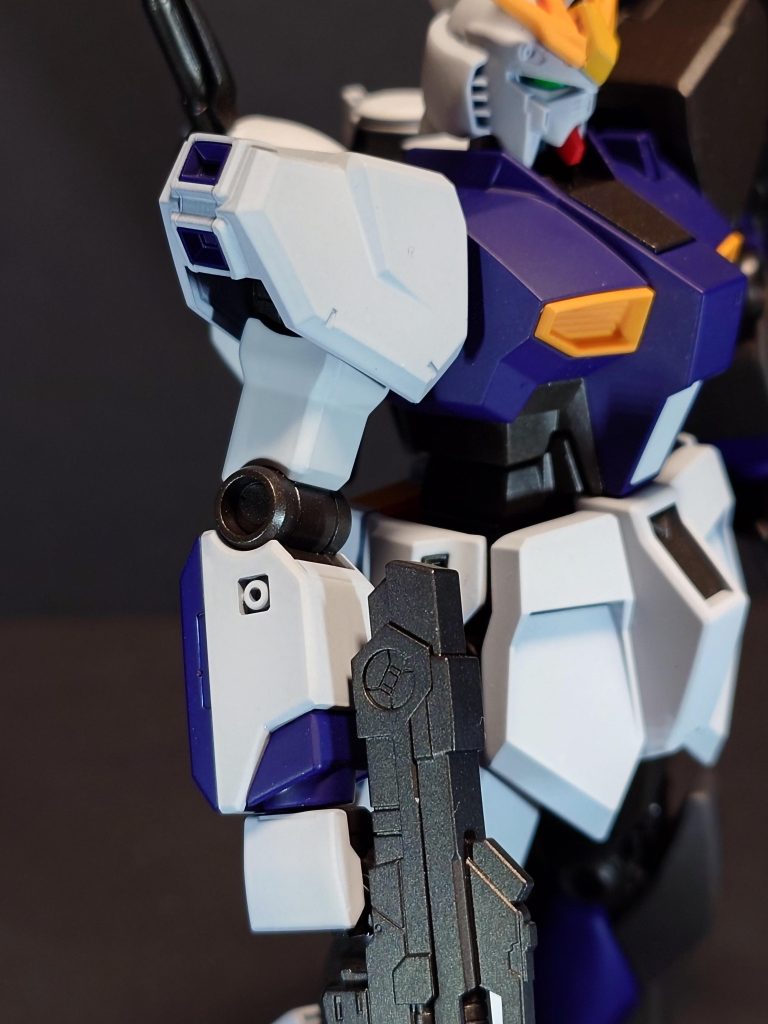 右腕部装甲部は艶消しで考えています。