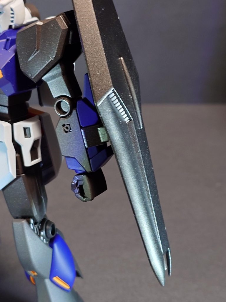 左腕部左腕部は白色部はフレームと同じ色にして上腕部は半光沢、手回りは艶消し吹いてます。シールドは武器用に黒鉄色を中心に調色した色を吹いてます。