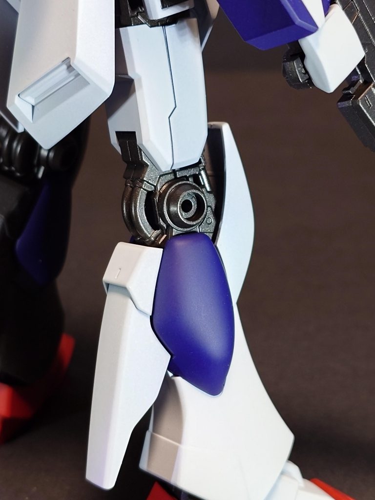 右足部右腕部と同様の色、コートを吹いてます。あとフレームはすべて半光沢を吹いてます。