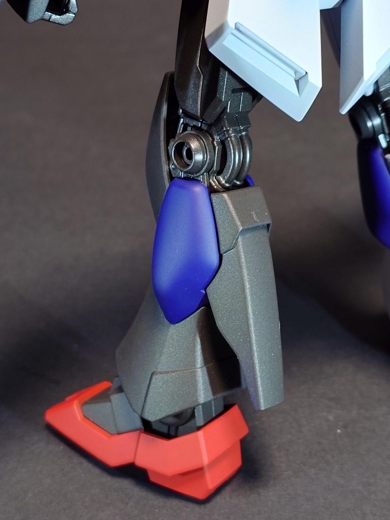 左足部膝から上が半光沢、下が艶消しです。 個人的にはうまくできたと思っているので今後もフレームの塗装に活かしていこうと考えていますので鉄血のキット以外でも似合いそうなシリーズがあればコメントで教えていただけるとありがたいです。ご覧いただきありがとうございました。