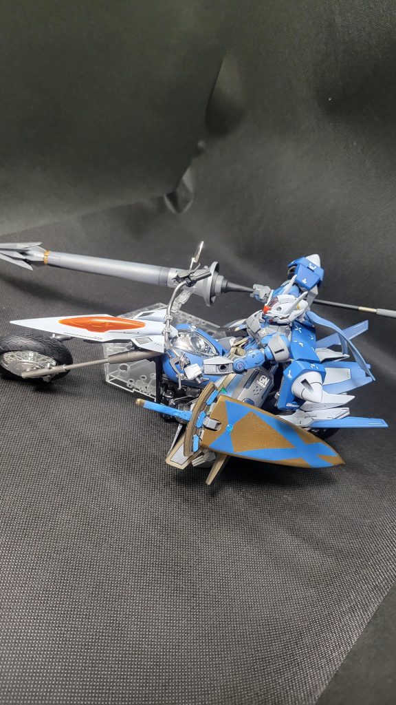 ｢GNロードスターライザー｣近接型の宿命として｢近付かなければなにも出来ない｣ので急速接近用に作られたバイク、騎兵形態(ライダースタイル)により広域戦闘に対応小回りと加速力を犠牲にトップスピードを重視されている、本機両肩のGNドライヴをブースターにすることで加速や小回りの補助し弱点を克服してるので稲妻のような軌道で接近できるタミヤのロードスターを素体にしたんですが、素組から接着剤が必要だったりメッキパーツどーしよー？だったりいろいろ悩みました、ミラーはいらなかったかな笑モデルにしたのはエアギアでベンケイが乗ってるバイク