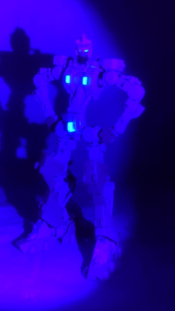 ひ か り ま すQ.なぜそこを光らせた!?A.完全な悪ふざけです。ホントにごめんなさいここは外装を付けたら擦れて剥がれると思うのでもう見られないと思います。安心してください。だから削除指示出さないでください