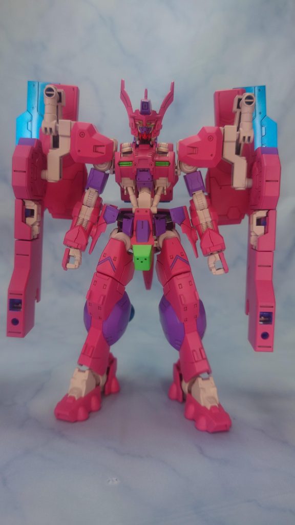 正面アンテナもトサカも無いしどうしようと悩みましたが、「変態といえば仮面」という連想(風評被害)からウヴァルのアンテナとトサカを装備しちゃいましたフラウロスはあれでカッコよく見えましたが、ピンクとパープルの組み合わせならダサいってかキモくない?って思ってこの配色