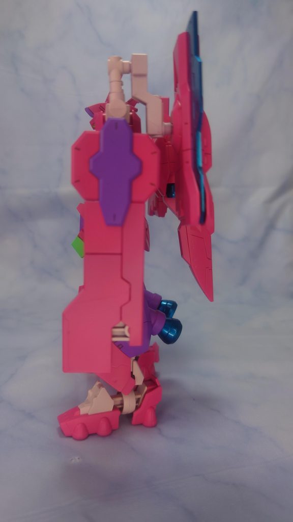 サイド。リナシメントのシールドアームを装備してますウイングも取り付けたかったので試行錯誤した結果、バスタード・チョッパーの取り付けアーム×2とデモリッション・ナイフの取り付けアームを組み合わせてみました手持ちのリナシメントが8個あったからできる数の暴力