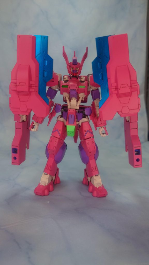 ウイングを正面に向けることでガードモードになります。でもこれ表面のってスラスター? だったら被弾したら防御力以前に誘爆しそう