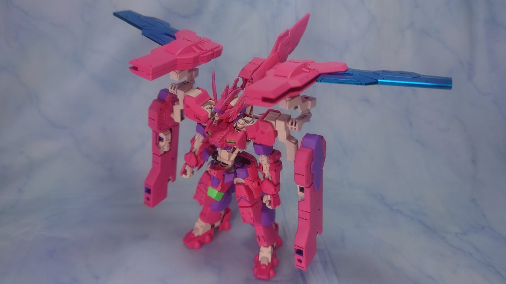 ウイングを上に向けることでフライトモードになります。見た目はゲテモノでも、シールドアームのおかげで側面からの被弾は防げそう