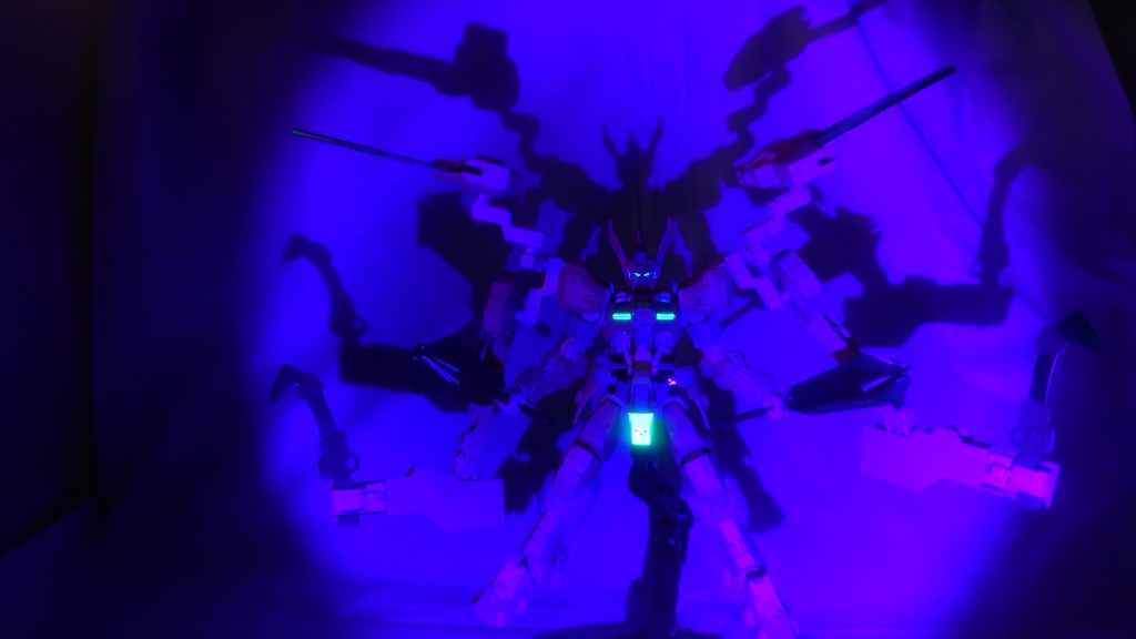 目が光る?胸が光る?それならこの変態は股間すら光る!!!「股間が光るガンダムっていないよね」って、制作コンセプトを「変態」に決めた瞬間に思いついてしまったアイデア。股間部分だけ蛍光塗料マシマシで塗装してますギラつく四ツ目・輝くお胸・危険な股間これが突撃してきたらMAも逃げ出しそう