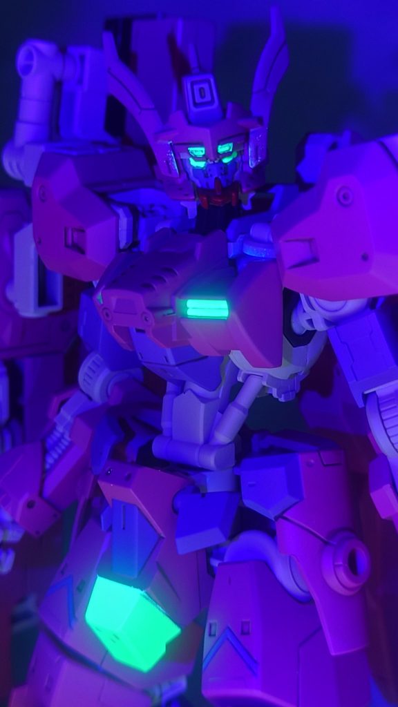 お目汚しすみませんでした基本は自分の思う「カッコいい」をイメージしていますが、時折こんなイカレ狂った発想が浮かんでしまいます。良識ある皆さんは決して真似しないでくださいそれではこんなゲテモノで変態な作品を見てくださった皆様、ありがとうございました