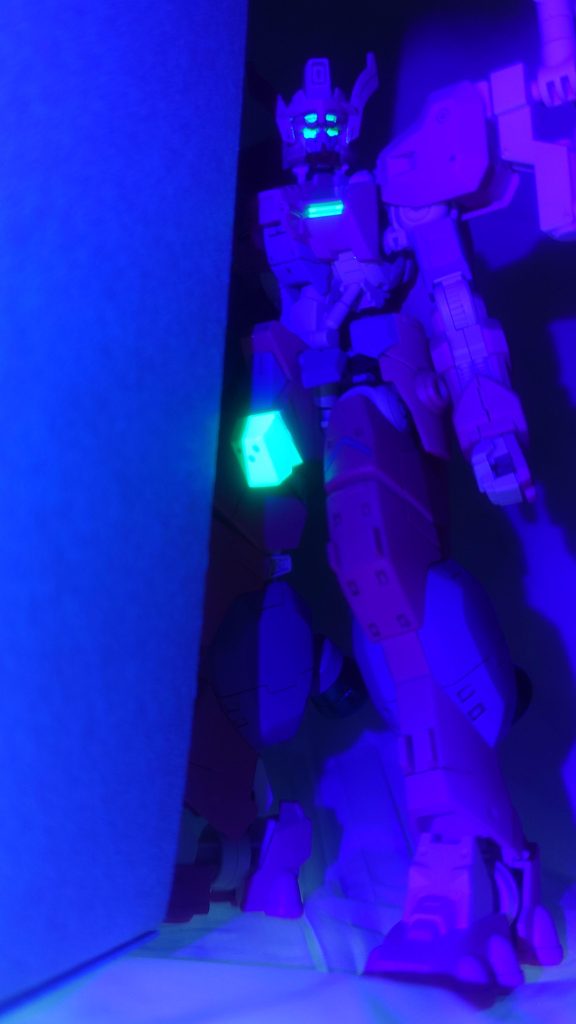 物陰から覗く変態他の部分も光らせるか悩みましたが、インパクトが薄れると思いお目目とお胸と股間だけにしてみました