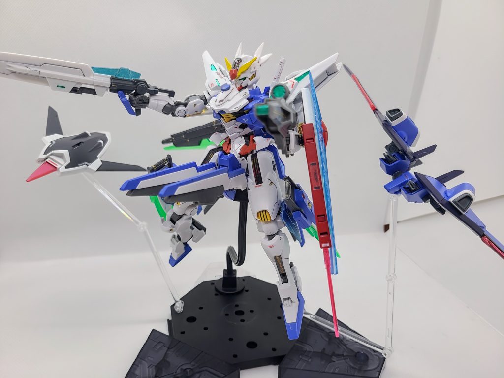 装備の展開をして~残念ながら「専用」バックパックが決まらずフル装備、フル稼動状態での決戦は次の投稿の予定です~装備面にseedと00の要素も追加で、ビームサーベル(ダガー兼)×2、カタール×2、ライフル兼サーベル×2、ビーム刃展開シールド×2、GNブラスター、自律ドローンと前作から急に装備が増えた!