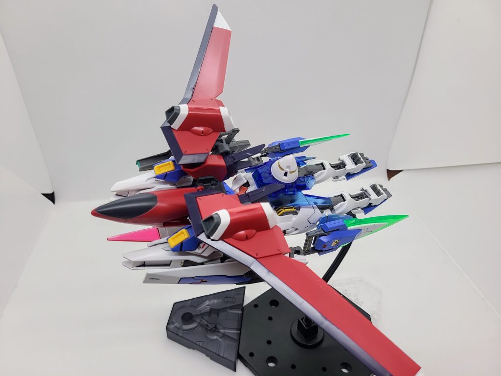 通常装備とMA形態を~通常時がヴレイブの時より装備が増えたのとなんちゃってMA形態「ブレイブバード」はキュリオスから肩を貰ったので追加、一応ヴレイブの通常時より機動力は上がっている設定です!強化パーツとの合体の際はバックパックと左の盾を破棄するので手抜き兼、差別化として無塗装で!またMA形態に再びなる事は出来なくなります(リ・ガズィみたいな使い捨て?みたいな機能好き~)