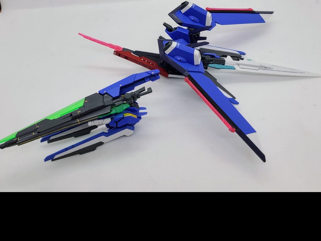 複装運用ドローン「ブレイブ」強化パーツの紹介~。ヴレイブのバックパックを汎用性と小型化を重視して改修した強化装備。バックパック兼強化パーツの「ブレイブ」と装備運搬のドローン自体が装備の運用も可能で、ほぼ全ての機体に強化パーツとして対応可能になっている。戦艦のエンジンに突っ込めはしないけどシールドの先端と羽部分にはビーム刃を展開できる様になっています~