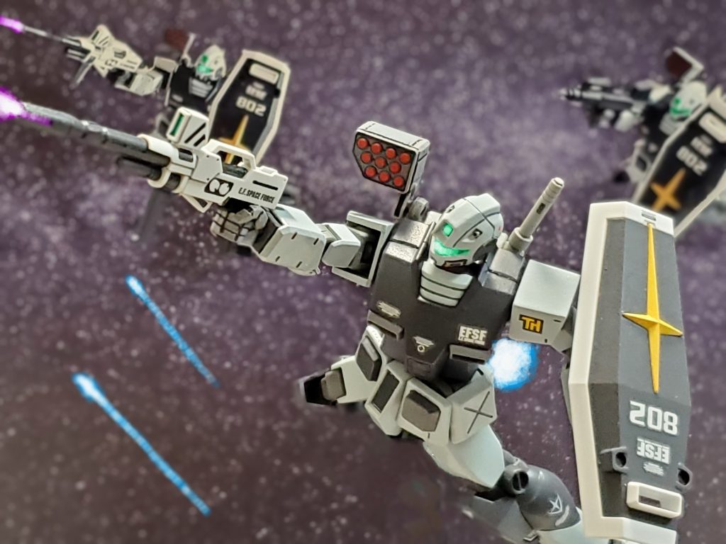 ペガサス級🦄より発艦したジム部隊は即座に攻撃を開始‼️ラカン少尉はジムの機体照合をするが一致する同型がない😅基本に忠実な統制のとれた動き👀❗どうやら実戦慣れした特務部隊のようだ🤔💦