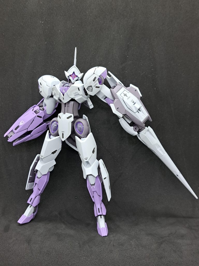 腿の付け根にプラ板を貼りつけて脚を長くしました。