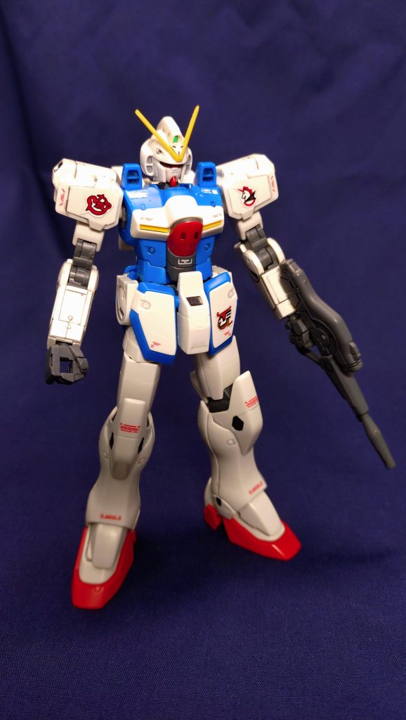 このキットもオールガンダムプロジェクトのシリーズで発売当時に購入していました。ただ首が埋まり気味に感じたので、そのうち直そうと思って、しまっていました。SDのVガンダムについていたエンブレムのシールを使って貼り付けてます。