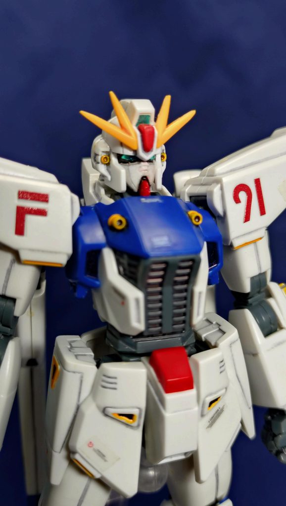 キットだと顔がちょっとイメージと違っていて調べていたらHGのゴッドガンダムのフェイスを移植されていた方がいました。するとイメージ通りになっていたので、改造の参考にさせていただきました。こちらがアフター