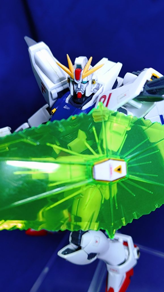 フィンを差し替え、最大稼働フェイスもフェイスオープン状態にビームシールドの造形が気に入ってます。 
