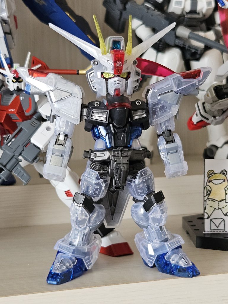 こちらは頭部と右腕のホワイトパーツだけお試しで塗装してみただいぶ初めの段階の途中状態。素組みのクリアホワイト外装が透けすぎだと感じたところから塗装が始まったのですが、部分塗装のつもりで始めたらいつのまにか全塗装に。とても無計画。クリア版のガンプラに塗装をするのが初めてだったため、いろいろと試行錯誤しながら塗装する色を決めていきました。