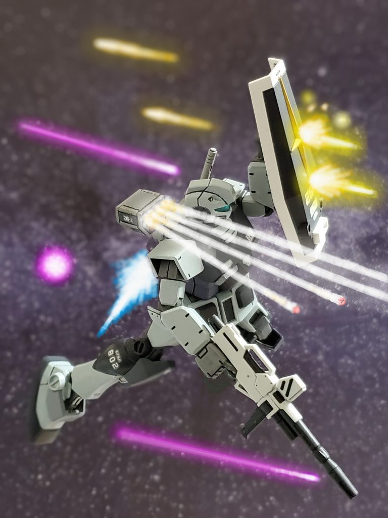 ラカン少尉の１機撃破により俄然士気が高まりさらに動きが良くなるジオン部隊👊✨ここまで緻密な連携攻撃で狩りを楽しむような素振りを見せていたジム部隊であったが、一転しミサイルランチャーによる波状攻撃を開始❕各機から無数のミサイルが放たれる～💥