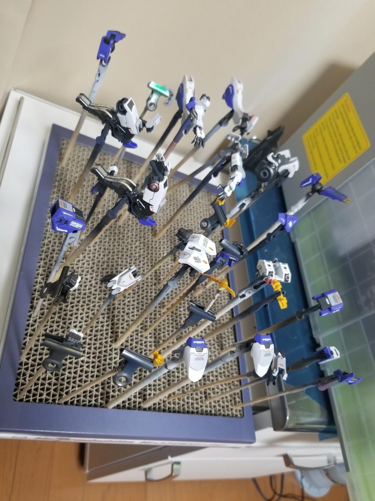 デカール貼り後のトップコート。デカールをブラックライトで光らせないため、ツインアイと胸の電源マークをマスキングして、UVカットのトップコートを吹き付け。(3回くらいで私のブラックライトでは光らなくなりました。)