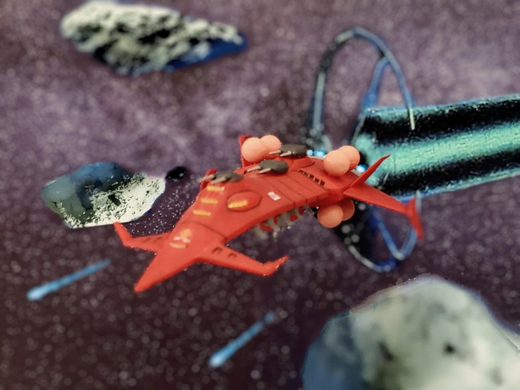 宇宙世紀0080年１月１日❕ダルシア首相主導により改名したジオン共和国は地球連邦軍と終戦協定を結ぶ🤝その締結事項にはまだ幼子であるミネバ・ザビの連邦軍への引き渡しも含まれていた💦それは今後、発生するであろうジオン残党軍に祭り上げられる彼女の身を案じての連邦軍側の配慮であったと思われる…😔💦しかし、ゼナ様、ミネバ様の側近警護に就いていたシン・マツナガ大尉は『後の世に禍根を残さぬためにもザビ家は根絶やしに👊‼️』という強硬派が暗殺計画を目論んでいるとの情報をある人物から伝えられる📩そして連邦軍への引き渡し前夜🌛マツナガ大尉はミネバ様のアクシズへの脱出を画策😎逃走時間を稼ぐため、自らはサイド3に残り連邦軍の注意を引き付け、密かにグワジン級単艦によるアクシズへの脱出劇が敢行された👍️グワジン級にはアクシズ司令のマハラジャ・カーンの娘ハマーン・カーンも同行❕これはアクシズ側の受け入れを容易にするためである😔そして護衛MS部隊には信頼出来る部下、ラカン少尉らソロモン防衛部隊の面々を任命するのであった👈️✨