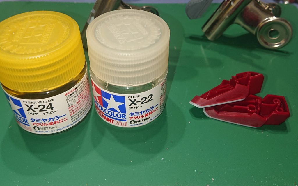 いつもは水性ホビーカラーですが、乾きやすいタミヤの水性塗料で上塗りします。筆塗りは厚塗り大好きなので、クリヤーカラーに少しだけクリヤーイエローを足して、調合。5～6回の重ね塗りでいい感じのゴールドに😊ピカピカとテカテカに感動😁ｼｬｼﾝｼﾞｬﾜｶﾗﾝそうそう、写真右のように足底の肉抜きも埋めましたなぁ