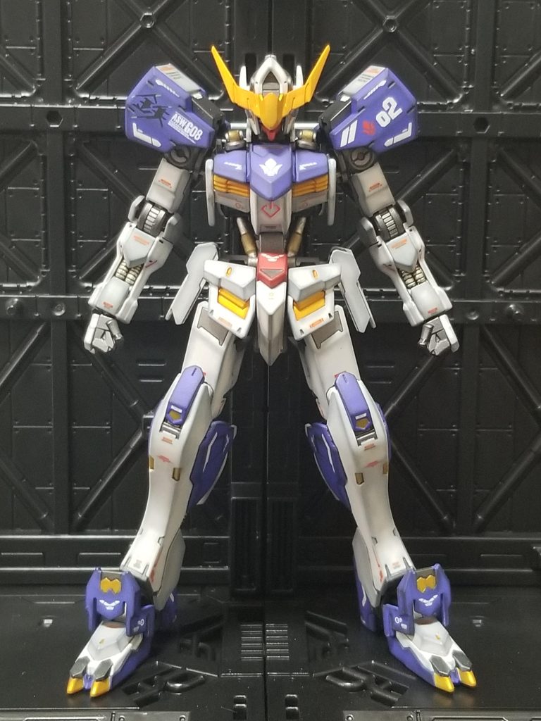 肩アーマーはグレイズリッターの余剰パーツとBANDAIの部品注文でグレイズの肩アーマーをそのままに。第2形態とアーマーの向きが逆です。サイドアーマーはグシオンリベイクフルシティのを、足は脛がバエルです。