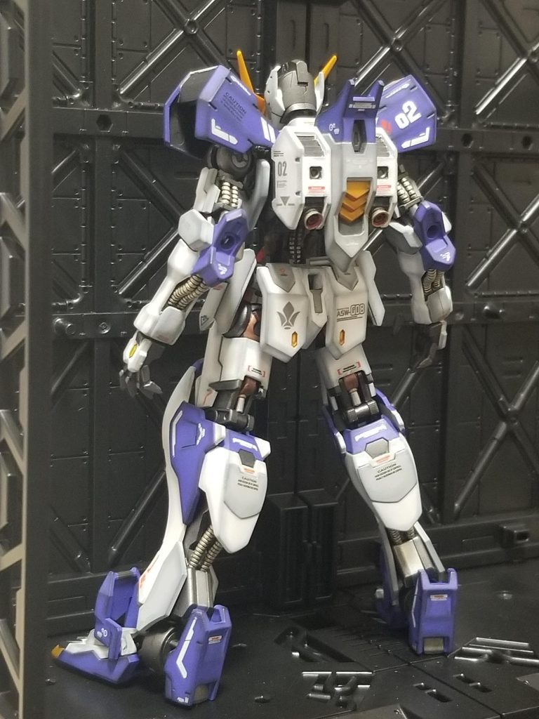 バックパックはアスモデウスのを流用しました。バーニア部分は削り落としてディテールアップパーツを使用しています。写真撮ってるときに気がついたんですが、右腕の裏の合わせ目の接着が・・・着けたのに、また割れていました。あまり後ろから見ないようにします。