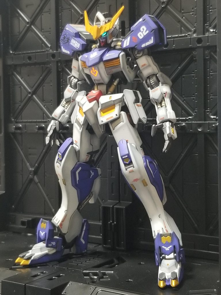 全体的に角ばったバルバトスになりました。これはこれでアリかも、と思っています。蛍光塗料の扱い方やウェザリングや、いろいろ試すことができて良かったです。リアルにテスト機体でした(笑)