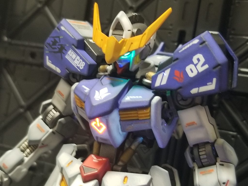 ブラックライトで光ります。はじめはデカールも光ってしまっていましたが、クレオスの水性トップコート(UVカット)を何回か吹いたら光らなくなりました。オススメです。