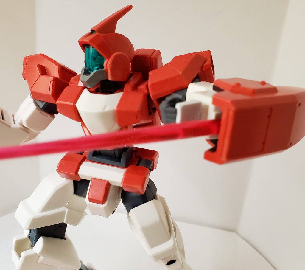 フラット状態　武装は右腕のバルカンとシールド、そしてシールド内から展開出来るビームサーベルのシンプル装備。この状態だとバクトとやりあえて御の字。