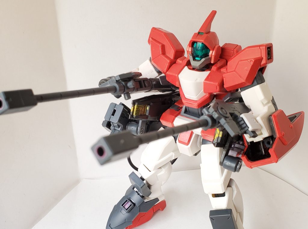 ロングドッズキャノン×2　榴弾タイプのビームを放つビーム滑腔砲。持続的なダメージでなく、瞬間的な面攻撃を発揮する。腰部後方に接続し、大型スラスターとしても機能する。　主に初動の打ち合いで優位を取るために使われ、それ以外は基本スラスターとして機動力を上げる。