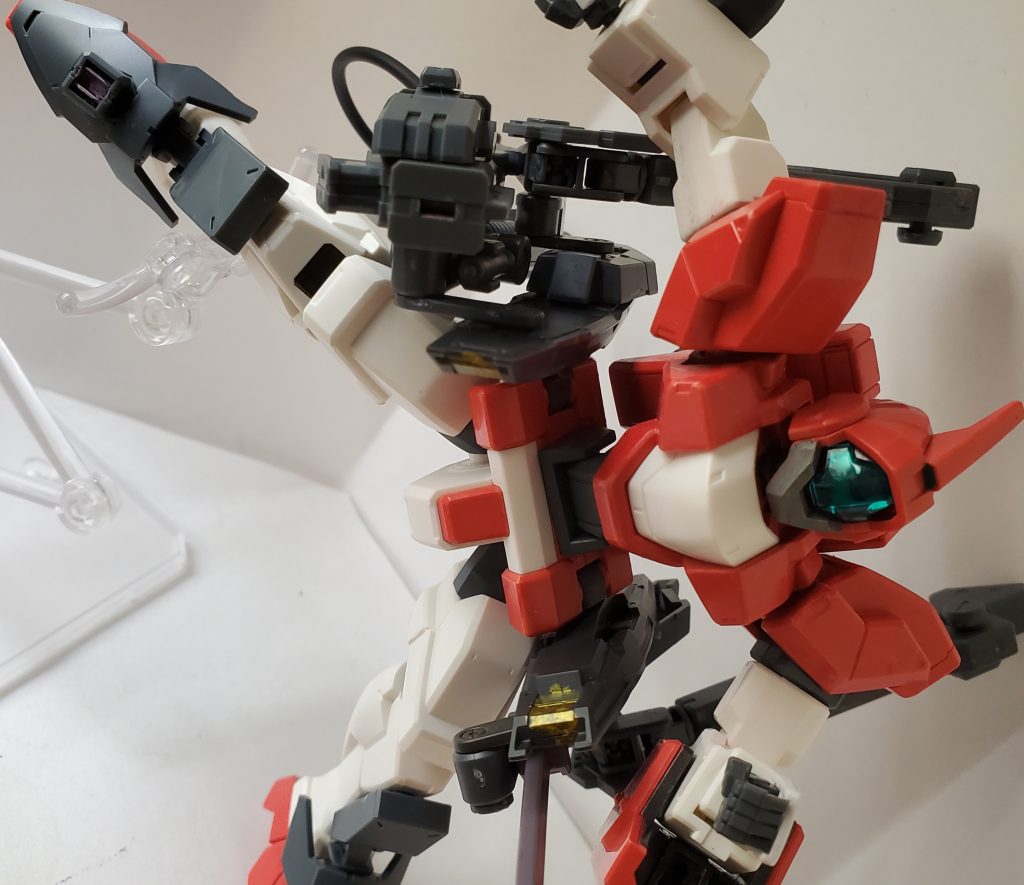 脚部ビームガン/ショートサーベル　敵の意表を付くための武装。威力はさほどだが、装甲の薄い部位ならヴェイガン機にも突き刺さる。　ということで、ジェノアスIIに外付けで盛った改造機でございました。今になってAGE熱が沸き上がり、当時に買っていなかったことを心底後悔しています…。その分、こうして盛った次第です。ここまで見てくださりありがとうございます！皆様の目に少しでも良いと思えていただけば幸いです…！