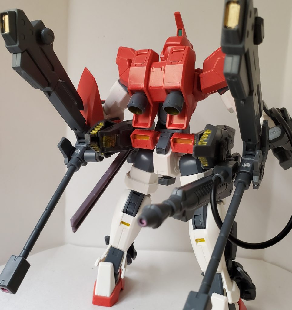 背面　大型武装そのものがスラスターにもなり、畳んでマウントしておくことも可能。