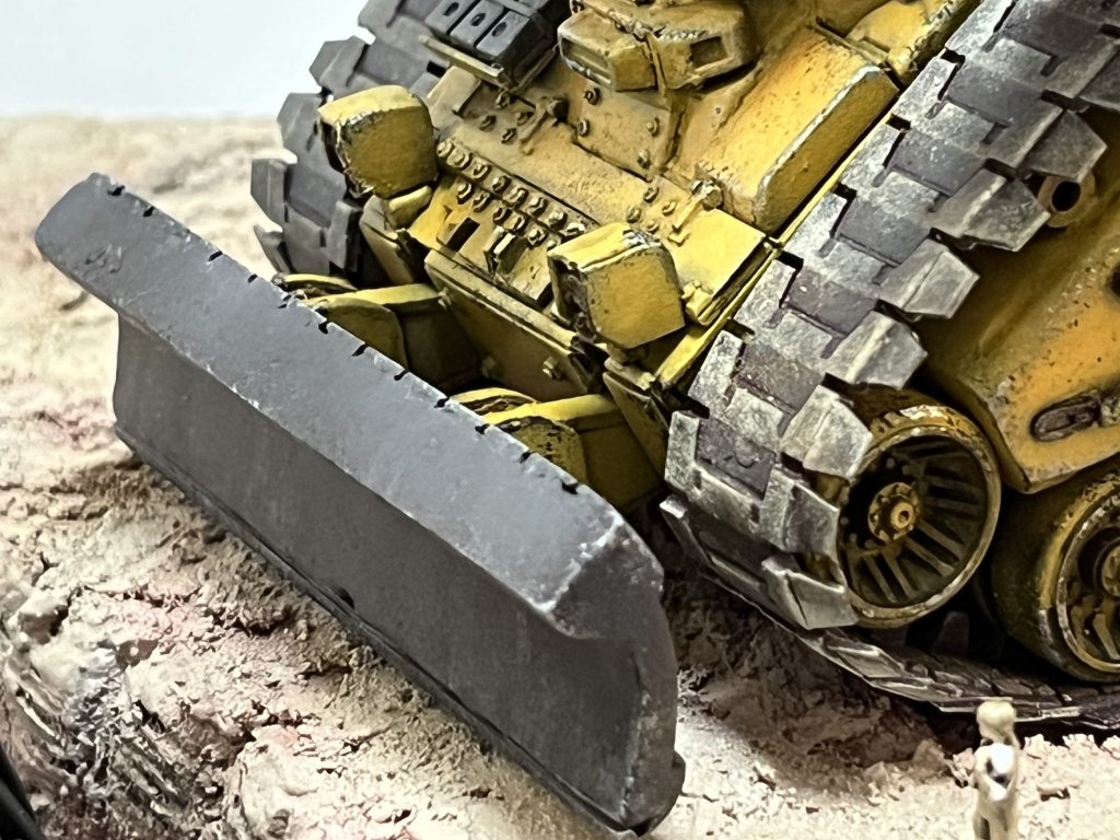 ドーザーブレードはプラ板を曲げて制作。ブレードのサイズ感はドイツや陸自の回収戦車を参考にしています。最初、ブルドーザーのアームにある油圧シリンダーを考えていたのですが回収戦車の写真を漁るとその様な物は見当たらず結構シンプルな作り…。ヘッドライト周りのボルトによるディテールはブラッドレー歩兵戦車を参考にしています。構想から2年、制作期間5ヶ月と長い道のりでしたが、やりたかった事が一つ叶いました〜(^-^)v製作中の投稿も多数行なってますので気になる方はそちらもご覧下さい。最後までご覧頂きありがとうございます(´∀`=)