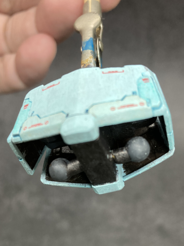 股関節軸を切り飛ばし、3mm下に真鍮線を突き刺して足を長くしました。