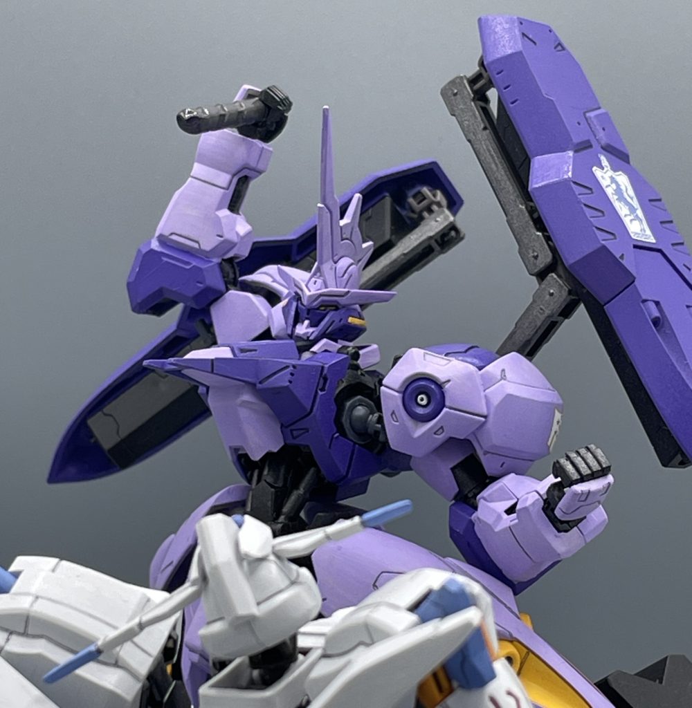 アイン頼む！届けさせてくれ―ッ！　かつての友を撃つガエリオの悲痛な叫びと共に、キマリスヴィダールはその役目を終えます。二人の決着の行方は・・・・★バエルも是非ッ↓↓(*'▽')✨https://gumpla.jp/hg/2046957 　鉄血のオルフェンズ終盤にかけて、鉄華団よりも主人公ムーブをかましていたガエリオの駆る最後の機体だけあって、機体のカッコよさ、豊富でケレン味の効いた武装類と、高いプレイバリューを誇る本キット。　唯一弱点と思えるのが、プラモデルの成形色が設定画・劇中画と違い過ぎることだと思います。プラモデルをパチ組みしただけだと、なんか”コレジャナイ” キマリスヴィダールになってしまします。塗装必須の名キットというのが私の評価です。　キマリスも、ガエリオと共に様々な姿を見せていくMSでしたが、皆さんはどのキマリスがお好きですか？私はキマリスよりも「ガンダムヴィダール」が好きです。https://gumpla.jp/hg/2046914　皆さんの好みも、良かったらコメント欄で教えて下さいね。最後までご覧いただき、ありがとうございました(*^^*)♪♪　