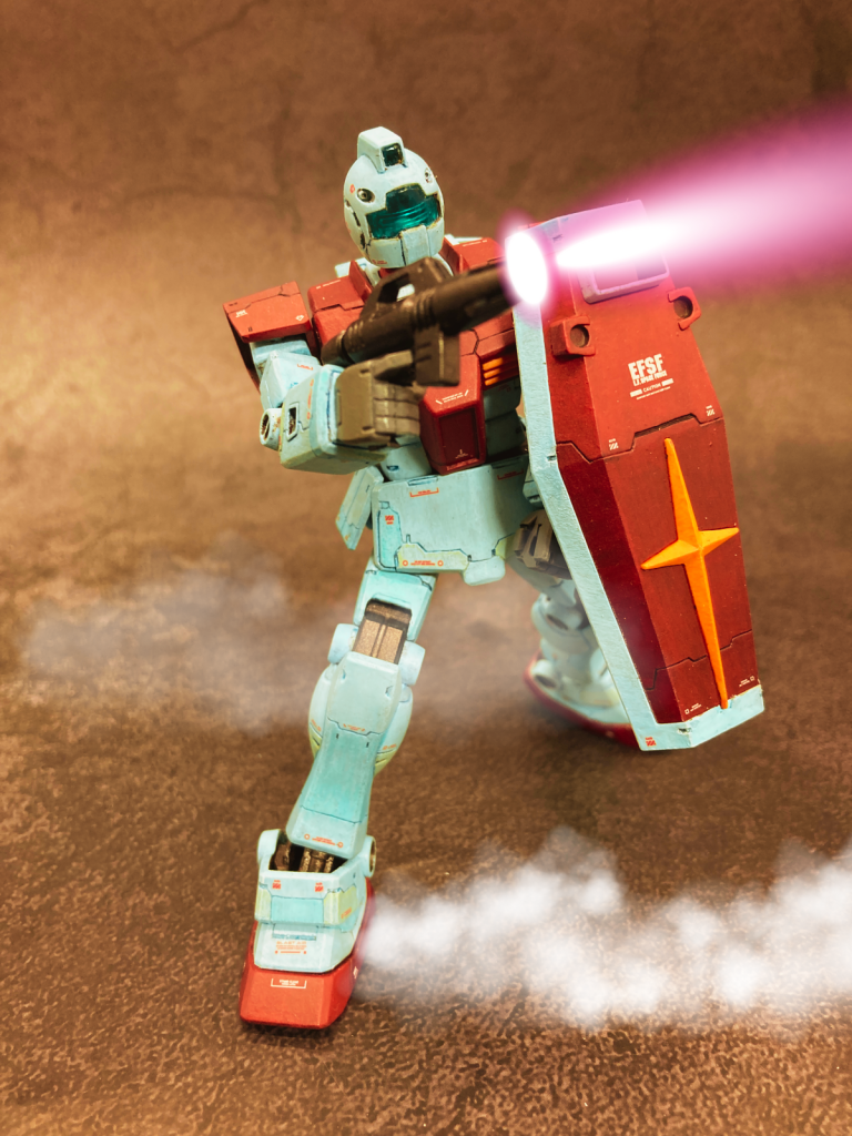 ビームスプレーガンをバキューン!古いキットなので、ポーズがあまり決まりません。