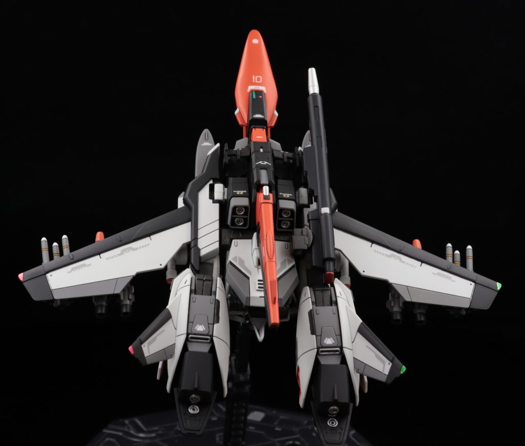 変形時には上部ビームライフルをマウントするようにしました。元からゼータに近いデザインでしたが、さらに増しましたね笑