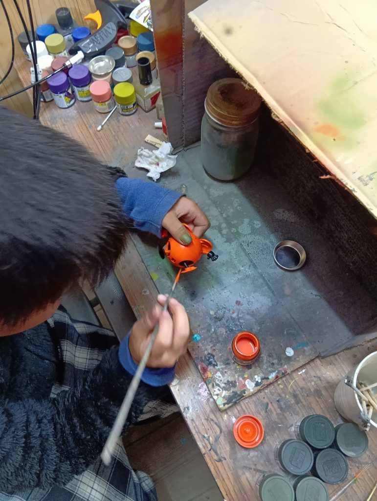 塗り忘れやぶつけて剥げたところは筆で補修。