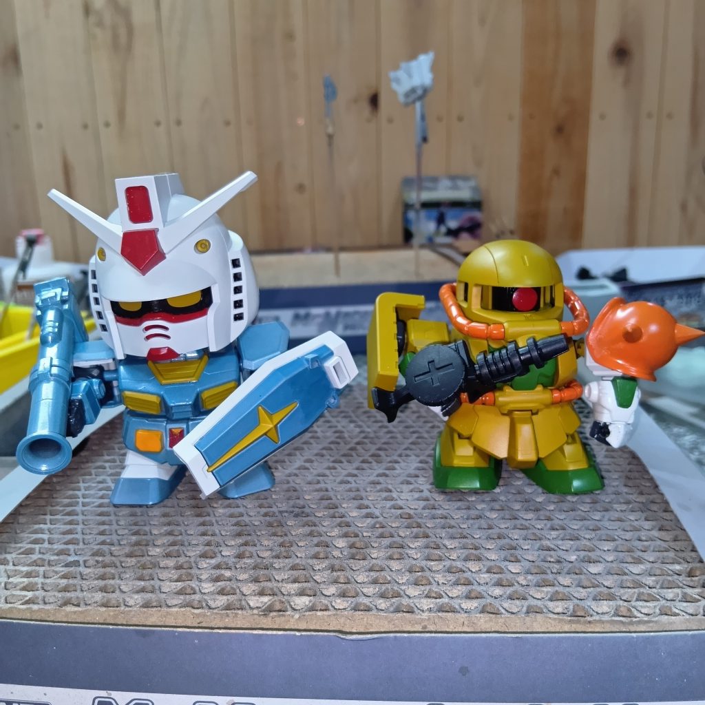 ちょっと上から撮れば首回りもいい感じになってる。ザクの肩に『甚』の字いるかな???