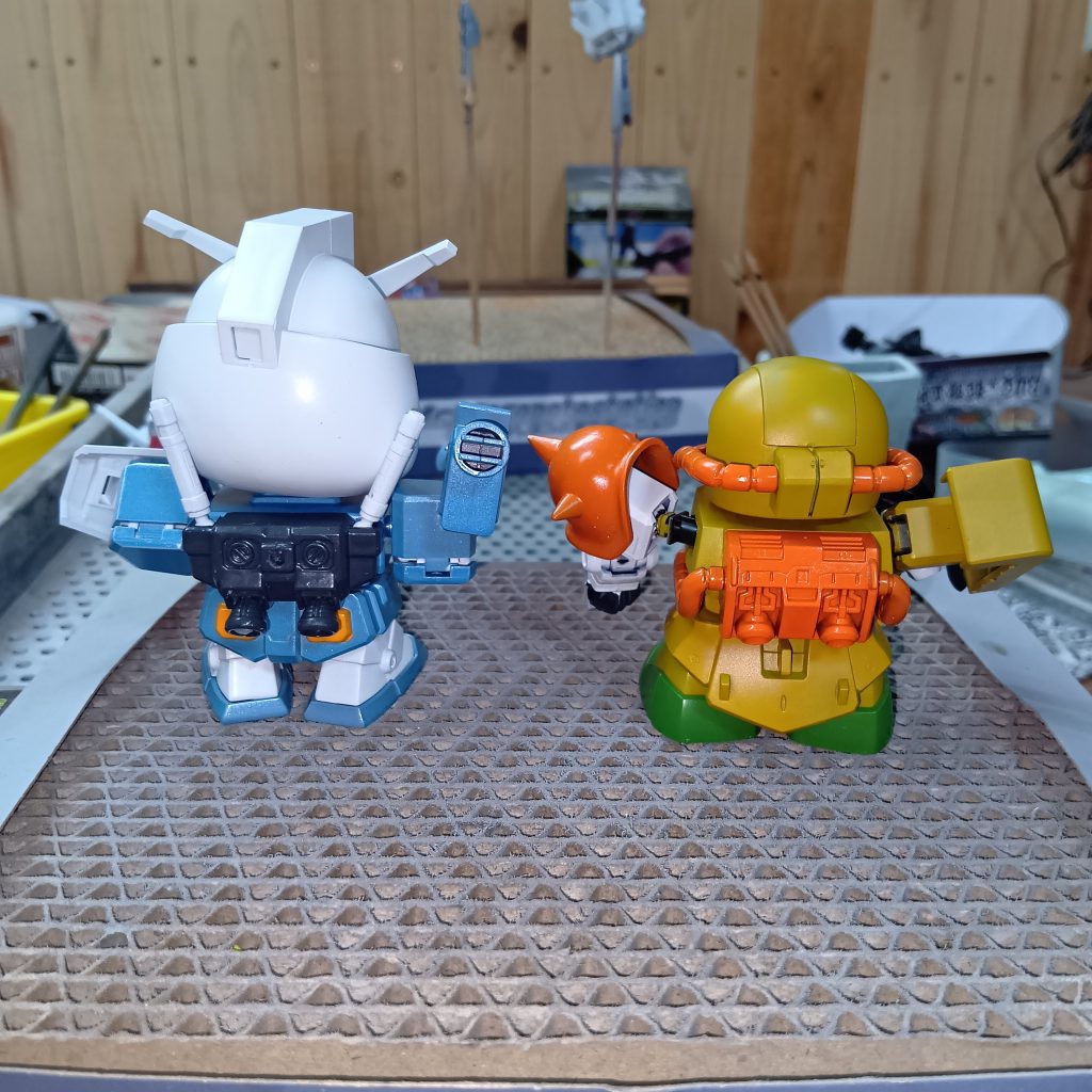 主役機コンにしてみました。(gundam-kao1)主役機ガンダムだけど脇役アオちゃんの機体。(zaku-kao1)脇役機の量産型ザクだけど主役リコの機体。どっちが主役機?