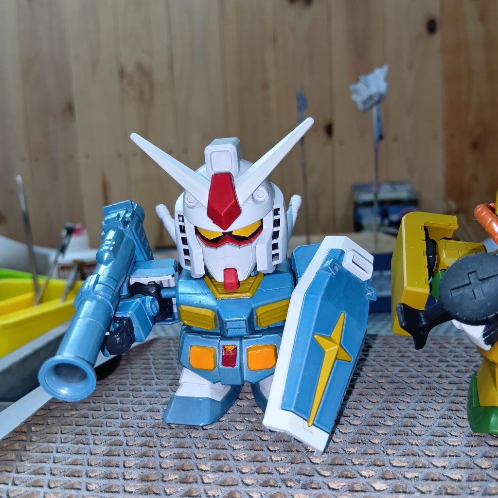 SDガンダム200番のガンダムですが、顔が面長でどうしても好みでないので、ガンプラくんと交換しました。ラストシューティングのジオラマを作った時の残りの顔ですwhttps://gumpla.jp/other/2017558