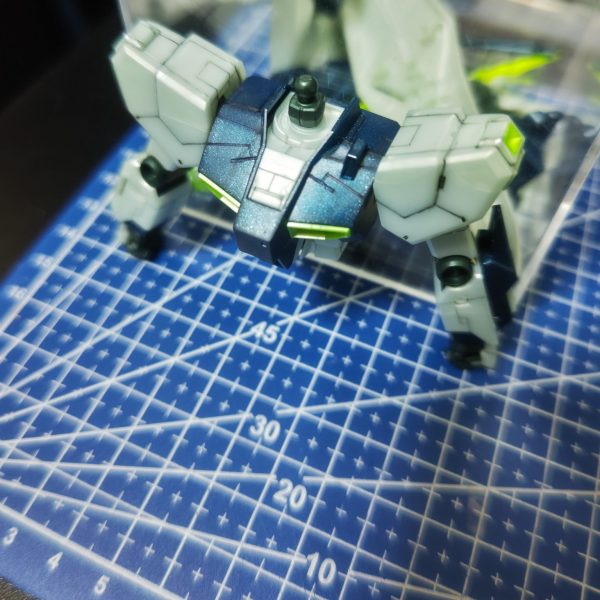 制作途中発光νガンダム発光ということで部分塗装とスジボリだけで作成しようとしましたがスジボリをこだわりはじめたら…時間がドロドロに溶けています(zaku-kao9)まだ上半身も完成できない状態これではチュチュ＆デミバーディングが作成がいつになるやら…（1枚目）