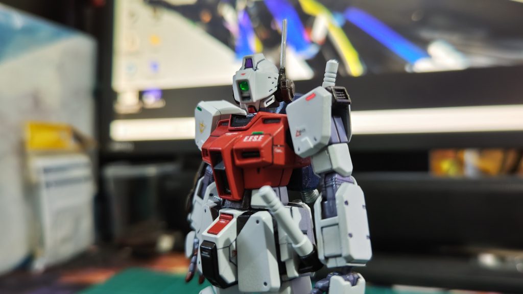 戦闘特化形態：バイザーを下ろし、頭頂部の高感度センサーが露出した状態。合わせてOSもより戦闘に特化したものにモードが切り替えられる。(可動バイザーの色を頭部の色と合わせることで上げている時はよりジムらしく、下ろした時はのっぺりとした不気味さが出るようにしました。頭頂部のセンサー色を紫にしたのも個人的に正解だったと思ってます。側面のバルカンポッドはジェガンのものを使っています。)