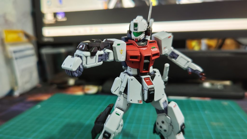 腕部ビームガン：性能を細かく調整可能なビームガン。通常の射撃のみならず拡散射撃“スプレッドビーム”や照射射撃“ギロチンバースト”、さらには着弾地点に爆風を起こす“ビームグレネード”も使用できる。また、本来ハードポイントとして機能する箇所は“ビームフィールド発生装置”に変更。機体の全方位に薄く貼られるビームの“膜”により極めて高い防御力を獲得している。｢“メイル”の名は伊達じゃないんだぜ。｣(本機のメイン射撃武装です。見た目はペイルライダーのそれと変わりませんが設定上の性能は盛りまくってます。銃口には3Dメタリックシールのパープルを使用。角度的に見えませんがハードポイント内部にもこれを貼り、ビームフィールド発生装置としています。ビームフィールドはヴァーチェのGNフィールドをイメージして貰えると良いかと。)