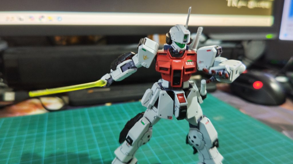 ビームサーベル。特に詳しい設定はありません。こちらは腰部後方にジムスナイパー2からマウントごと移植したものです。ブレードは短めの黄色にしました。指先はAOZ機体のように先端をセンサー風に塗装(ガンダムマーカーロイヤルメタレッド)。関節色はAOZ機体のものに比較的近しい色をしたミカエリスパープルを使用しています。