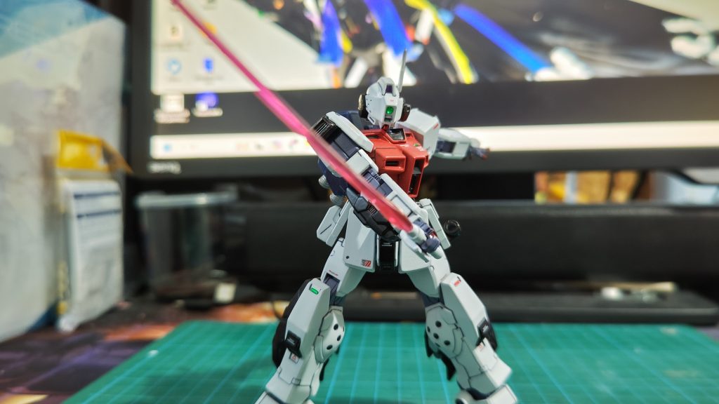 ビームサーベル。こちらはペイルライダーD2の物を使用。流石に機構までは再現出来ませんがビームジャベリンへの変形機構を持ちます。ジャベリンに合わせてブレード色は濃いめのピンク、長さも長めの物を選択しています。