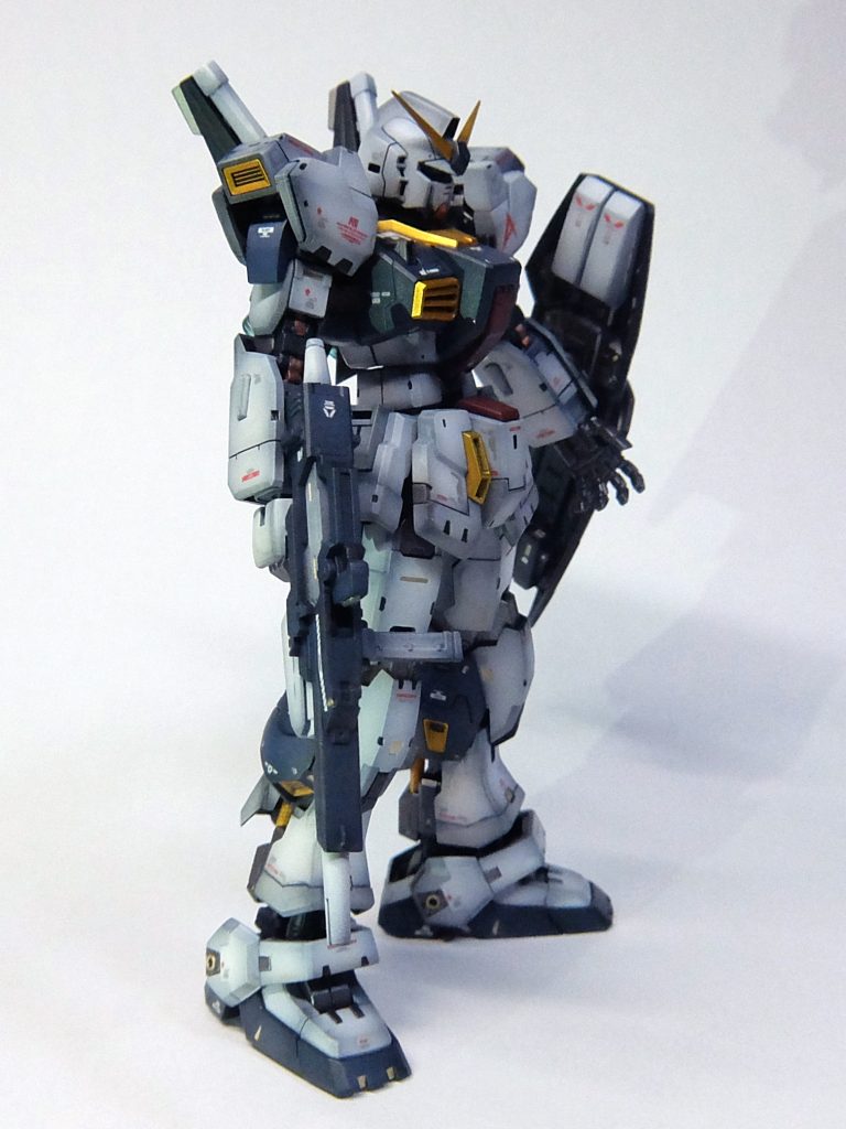 足2mm・腹2mm・首1mmの各延長と、ふくらはぎアーマーの跳ね上げと、メッシュパイプ置き換えと、ちょっとディテール追加しただけで、ほぼキットまんまです。