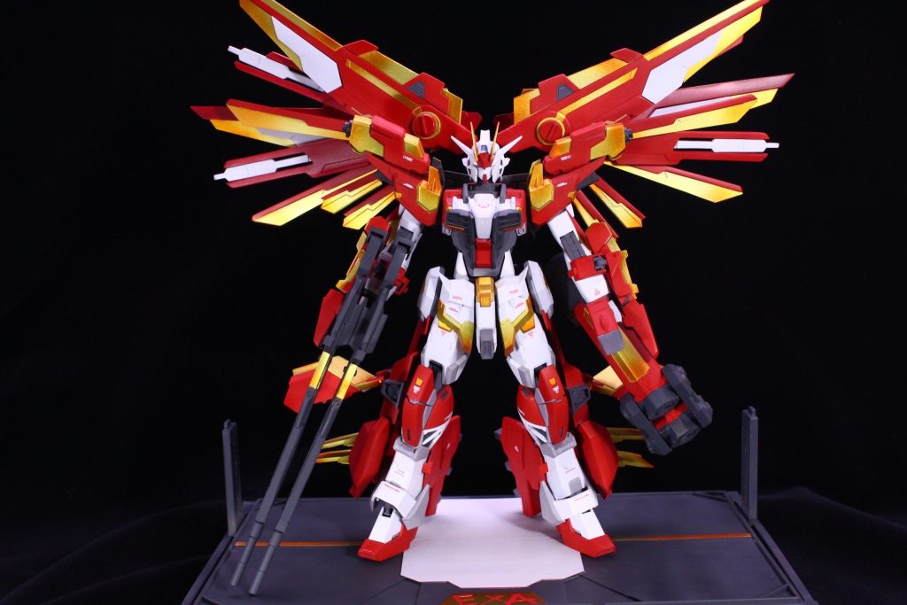 全体です、翼と拳、ライフルも脚部の追加装甲は全てスクラッチにて製作、肩のエクリプスと左のカルネージストライカーのみHGエクストリームガンダムから移植しています